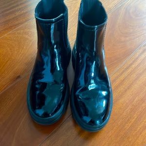 Patent lug sole boot